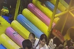 Công an triệu tập người đàn ông đánh bé gái 5 tuổi trong nhà sách