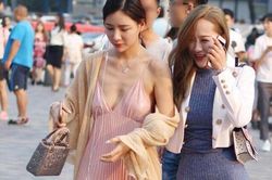 'Gai mắt' chị em đua nhau diện váy phòng the dính người