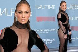 Jennifer Lopez sexy táo bạo với đầm xuyên thấu