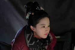 Sở hữu khối tài sản khủng nhưng Lưu Diệc Phi lại mặc đi mặc lại chiếc áo này tận 10 năm nay