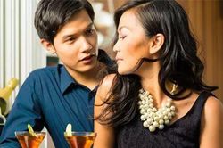 Bối rối vì con trai yêu cô gái hơn 1 giáp, có con riêng