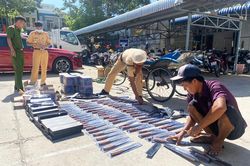 Xe lôi chở hàng không rõ nguồn gốc