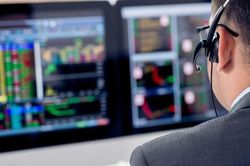 Dòng thép bất ngờ tăng nóng, VN-Index giằng co quanh mốc 1300