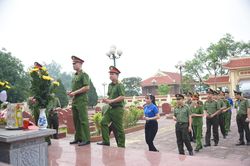Tuổi trẻ Công an Thủ đô tổ chức dọn dẹp, chỉnh trang, tu sửa mộ liệt sỹ