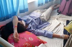Ăn hải sản uống bia, cô gái trẻ vỡ bàng quang suýt chết