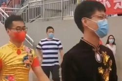 Trung Quốc: Thầy giáo mặc sườn xám cổ vũ học sinh thi cao khảo