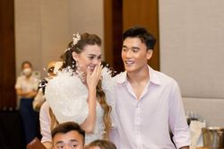 Vợ Tây của Bùi Tiến Dũng lần đầu tiên chia sẻ sau hôn lễ, xúc động nói lời cảm ơn tới đấng sinh thành
