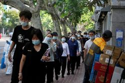 Sau 10 ngày dỡ phong tỏa, Thượng Hải bất ngờ xét nghiệm Covid-19 hàng loạt