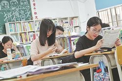 Học sinh Trung Quốc 'giải thoát' sau kỳ thi khắc nghiệt nhất thế giới