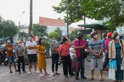 Con thi tuyển lớp 10, phụ huynh bên ngoài 'lòng như lửa đốt'