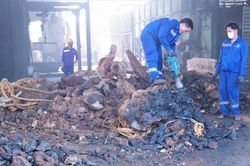Tiêu hủy 16 tấn hỗn hợp cháy có kết dính và 1.820 bao thuốc lá điếu nhập lậu tại Bà Rịa – Vũng Tàu