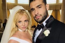 Britney Spears tung ảnh cưới lần 3 với chồng kém 13 tuổi