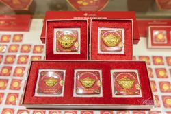 Chờ đợi quyết sách mạnh, tay to gom tiền chờ vàng tăng giá