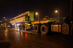 Xe siêu trường siêu trọng trắng đêm vận chuyển dầm cầu Vĩnh Tuy 2