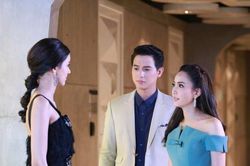 Hả hê mời vợ cũ đến dự đám cưới vợ mới, nào ngờ thấy vợ cũ bước ra từ xe ô tô khiến chồng cũ hối hận