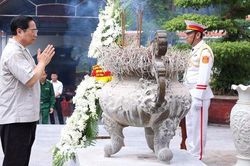 Thủ tướng dâng hương tại Khu di tích Ngã ba Đồng Lộc