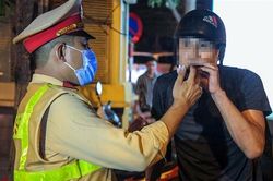 'Thần cồn' xin xỏ rồi bật khóc tại chốt kiểm tra