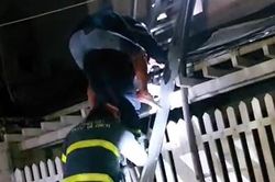 Phá cửa giải cứu 11 người mắc kẹt trong vụ cháy tiệm bánh