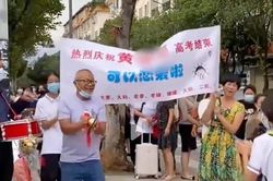 Cha mẹ giăng biểu ngữ tuyên bố con gái được phép hẹn hò sau thi đại học