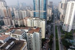 Toàn cảnh đường Lê Văn Lương - Tố Hữu với loạt cao ốc vi phạm quy hoạch