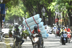 Nguy hiểm khi chở hàng cồng kềnh bằng xe máy