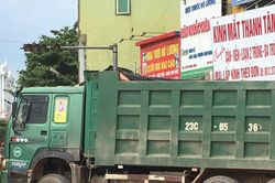 Va chạm với xe tải, người phụ nữ đi xe đạp điện bị thương nặng