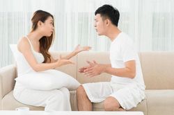 Vừa dọn cơm ra, chồng đã vội vã hối thúc đến nhà em chồng có việc gấp, đến nơi, tôi hoảng loạn khi thấy khuôn mặt của cô ấy