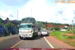 Di Linh: Xe tải vượt ẩu gián tiếp gây tai nạn nguy hiểm cho xe máy trên Quốc lộ 20
