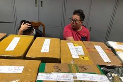 Nam thanh niên giỏi tiếng Trung Quốc, bắt tay người bản địa buôn lậu thuốc lá