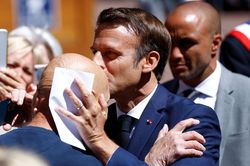 Mối đe dọa mới cho ông Macron