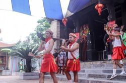 Lạ mắt cảnh trai tráng mặc váy rước nước tại lễ hội đình Chèm