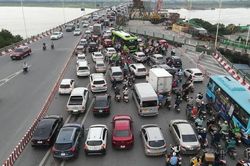 Ùn tắc kéo dài tại nút thắt cổ chai trên cầu Vĩnh Tuy