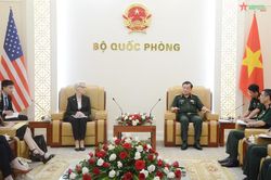 Việt Nam-Hoa Kỳ tăng cường hợp tác khắc phục hậu quả chiến tranh