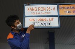 Giá xăng tiếp tục tăng mạnh, lên mức 32.370 đồng/lít
