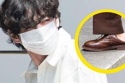 Netizen 'tròn mắt' với kiểu đi giày 'như phá' của V BTS
