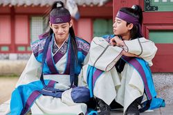 Tình bạn 'thanh mai trúc mã' của V BTS và Park Seo Joon