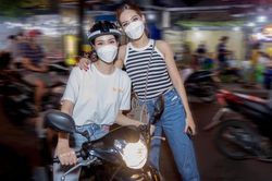 Hình ảnh Á hậu Phương Anh lái xe máy chở Hoa hậu Quốc tế 2019 đi ăn ốc khiến fan thích thú