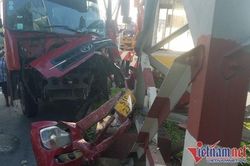 Xe container nát đầu vì đâm trụ điện, tài xế mắc kẹt gào thét kêu cứu
