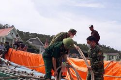 Cứu nạn tàu cá bị lật nghiêng trên biển