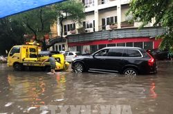 Hà Nội: Dịch vụ cứu hộ ôtô đắt khách sau cơn mưa lớn tối 13/6