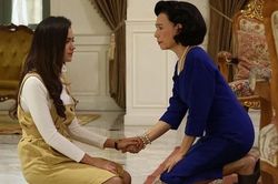 Đêm tân hôn, mẹ chồng lén vào phòng đưa một tờ giấy, tôi cầm mà rưng rưng