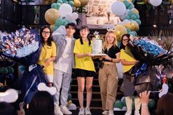Isaac 'quẩy' tưng bừng cùng fan mừng sinh nhật