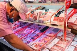 Đưa thịt lợn, sách giáo khoa... vào diện bình ổn giá?