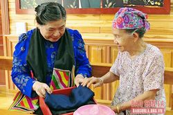 Đồng chí Tòng Thị Phóng, nguyên Ủy viên Bộ Chính trị, Nguyên Phó Chủ tịch Thường trực Quốc hội thăm huyện Phù Yên