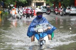 Mưa lớn tiếp tục kéo dài, nhiều tuyến phố Hà Nội có nguy cơ ngập sâu