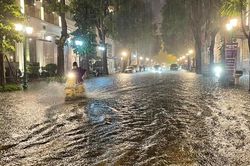 Nắng rát bao phủ miền Trung, Bắc Bộ mưa tầm tã