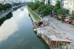 Sụt lún đường bờ sông Tô Lịch có thể do đất nền yếu và mưa lớn