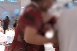 Bị ép uống rượu giao bôi với bố chồng trong ngày cưới, cô dâu có thái độ khiến dân mạng khen ngợi