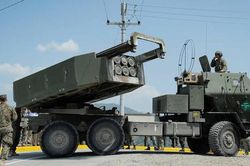Mỹ chuyển đạn rocket dẫn đường hạng nặng tới Ukraine