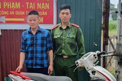Người đàn ông bất ngờ nhận lại xe máy bị mất cách đây 3 năm
